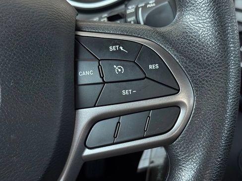 Used 2021 Jeep Cherokee Latitude FWD image 28