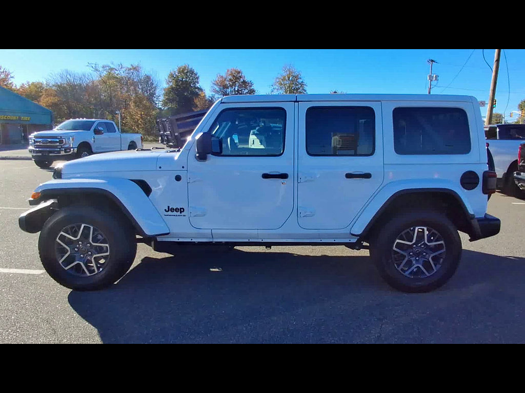 Used 2026 Jeep Wrangler Unlimited Sahara AWD/4WD image 5
