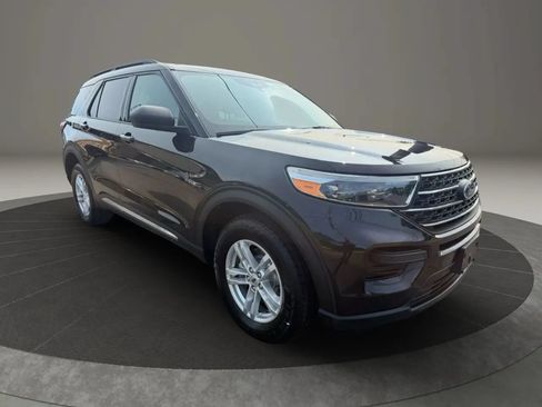 Used 2021 Ford Explorer XLT AWD/4WD image 3