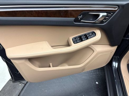 Certified 2024 Porsche Macan AWD/4WD image 4