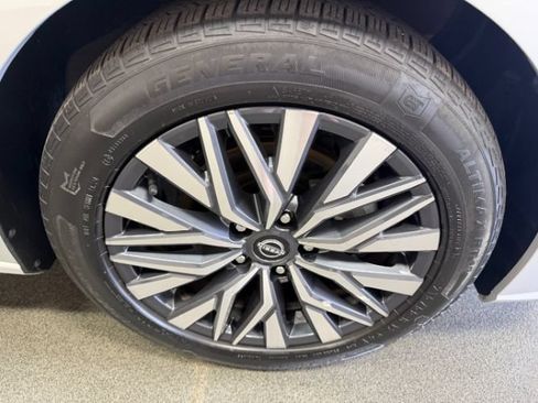 Used 2023 Nissan Altima 2.5 SV FWD image 6