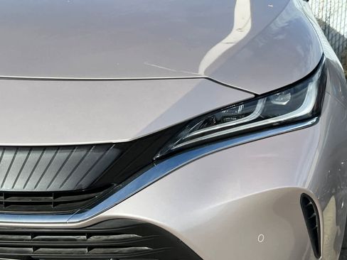 Used 2022 Toyota Venza Limited image 11