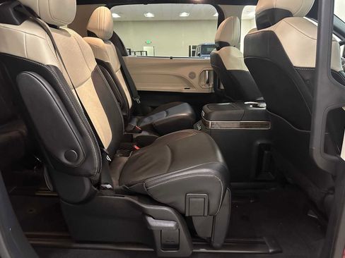 Certified 2025 Toyota Sienna Platinum image 27