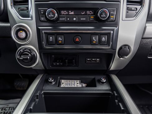 Used 2019 Nissan Titan PRO-4X w/ Pro-4x Convenience Package AWD/4WD image 18