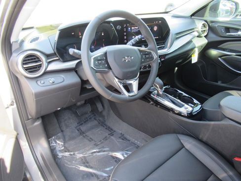 New 2026 Chevrolet Trax ACTIV w/ Sunroof Package FWD image 14