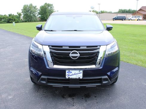 Used 2022 Nissan Pathfinder SV AWD/4WD image 2