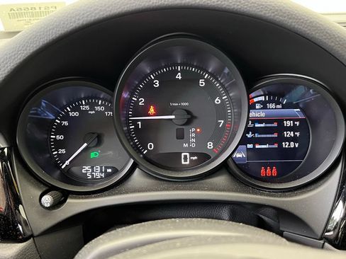 Used 2024 Porsche Macan AWD/4WD image 10