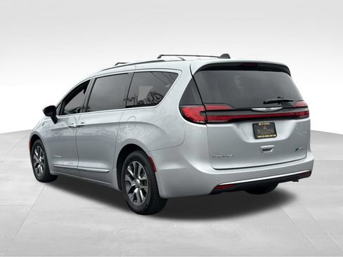 Used 2023 Chrysler Pacifica Pinnacle FWD image 8