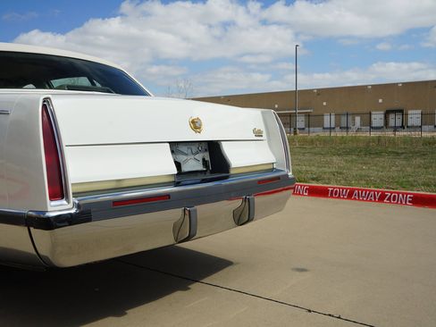 Used 1993 Cadillac Fleetwood Sedan image 28