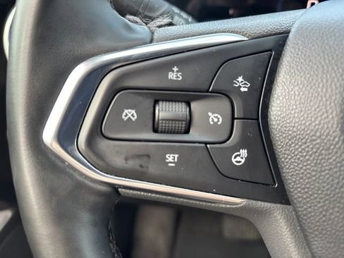 Used 2025 Chevrolet Trax LT w/ LT Convenience Package FWD image 19