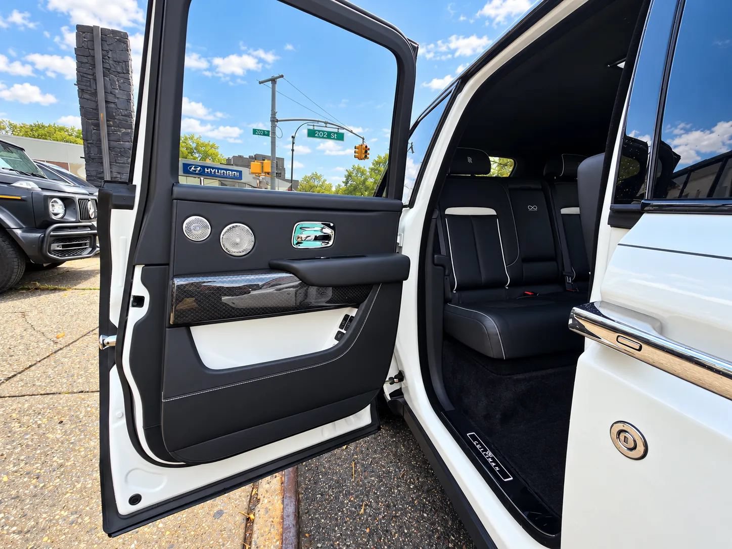 Used 2020 Rolls-Royce Cullinan Black Badge AWD/4WD image 40