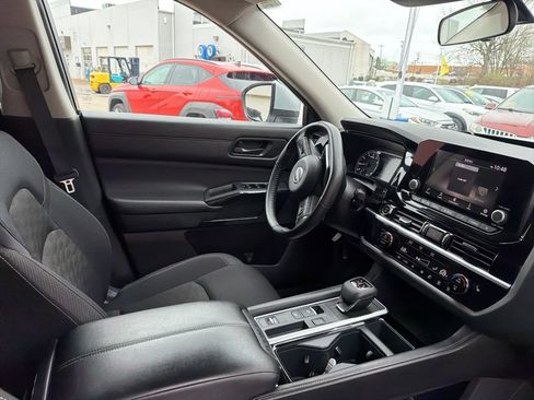 Used 2024 Nissan Pathfinder SV FWD image 14