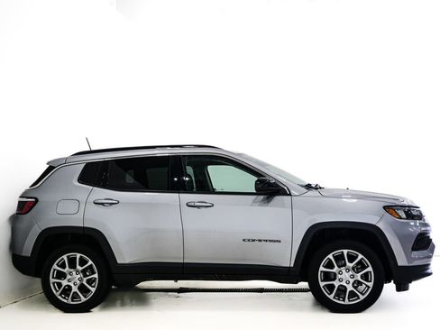 Used 2022 Jeep Compass Latitude w/ Sun and Sound Group AWD/4WD image 5