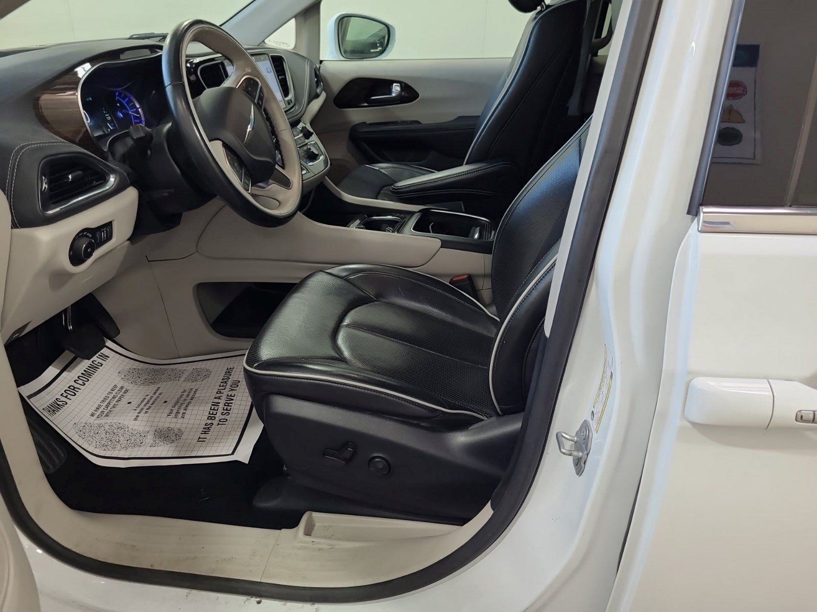 Used 2021 Chrysler Pacifica Limited w/ Uconnect Theater Family Group FWD image 7