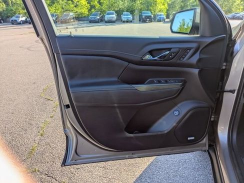 Used 2023 GMC Acadia SLT image 18