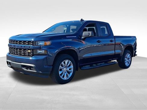 Used 2020 Chevrolet Silverado 1500 Custom w/ Custom Value Package image 3