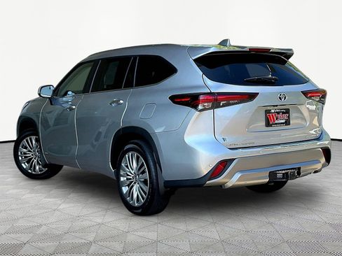 Used 2024 Toyota Highlander Platinum AWD/4WD image 4