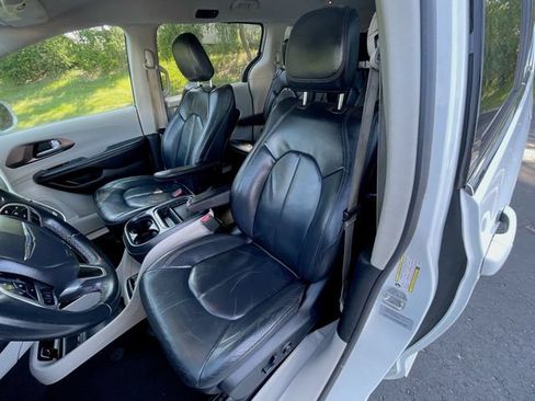 Used 2017 Chrysler Pacifica Touring-L w/ Tire & Wheel Group FWD image 20