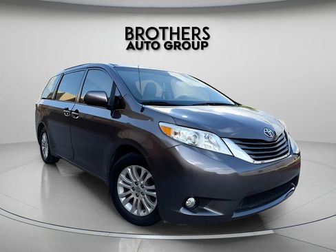 Used 2014 Toyota Sienna XLE image 2