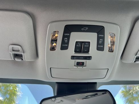 Used 2024 Toyota Sienna XLE FWD image 29