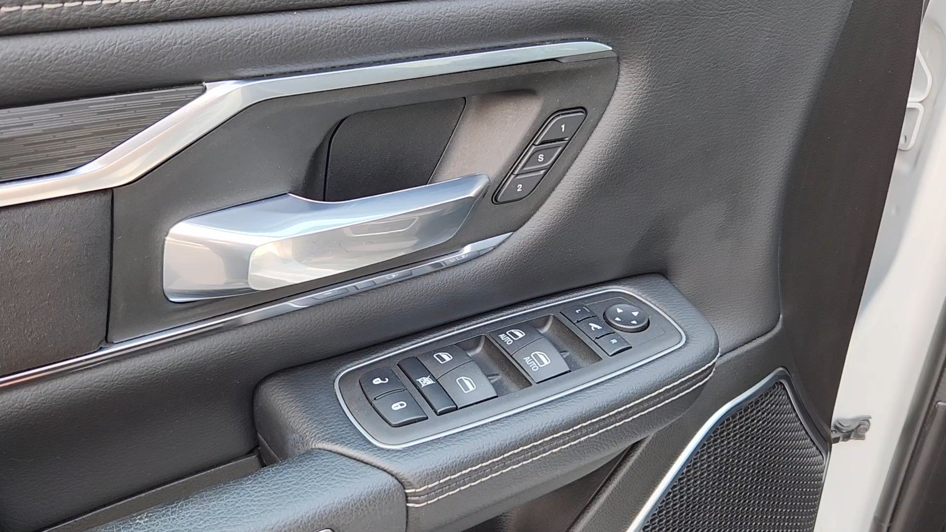 Used 2024 RAM 1500 Laramie AWD/4WD image 9