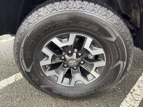 Used 2019 Toyota Tacoma TRD Off-Road w/ Technology Package AWD/4WD image 2