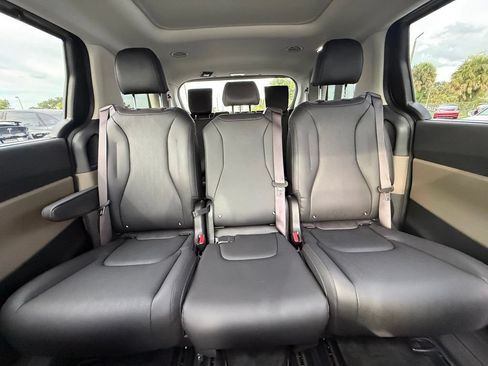 Used 2025 Kia Carnival SX FWD image 17