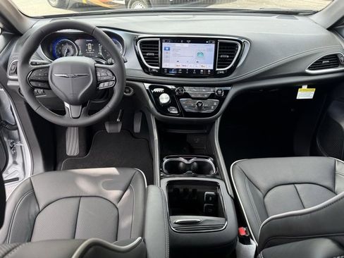 New 2026 Chrysler Pacifica Limited image 17