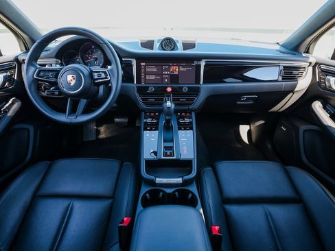 Certified 2025 Porsche Macan image 24