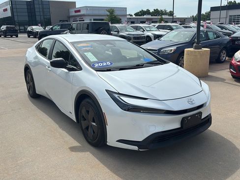 Used 2025 Toyota Prius LE AWD/4WD image 1
