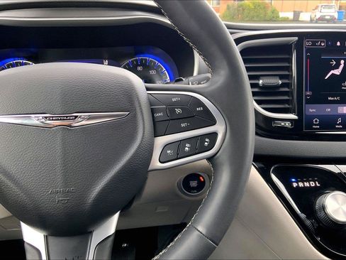 Certified 2024 Chrysler Pacifica Touring-L FWD image 19