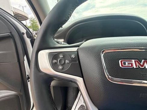 Used 2023 GMC Acadia SLT FWD image 17