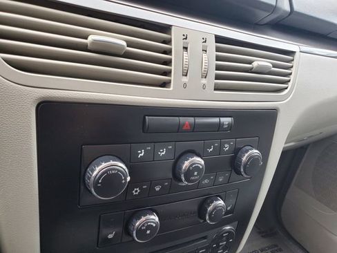 Used 2010 Volkswagen Routan SE image 16