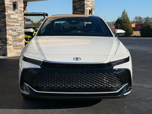 Used 2023 Toyota Crown XLE image 7