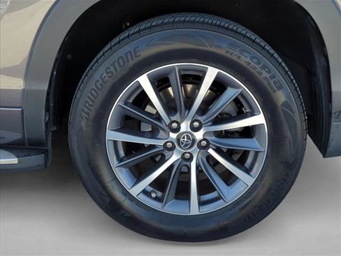 Used 2018 Toyota Highlander XLE image 6