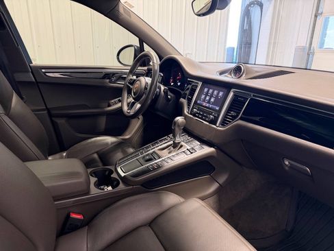 Used 2018 Porsche Macan AWD/4WD image 40