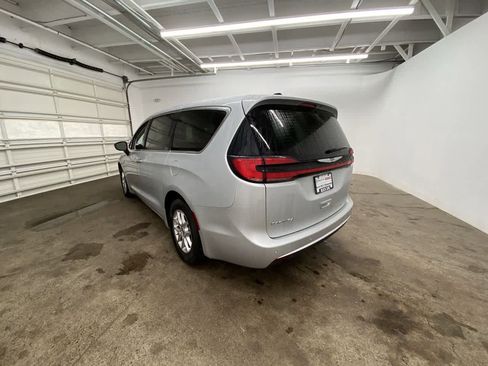 Used 2024 Chrysler Pacifica Touring-L image 4