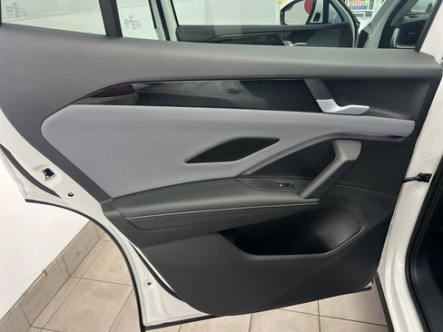 New 2025 Volkswagen Tiguan SE image 32