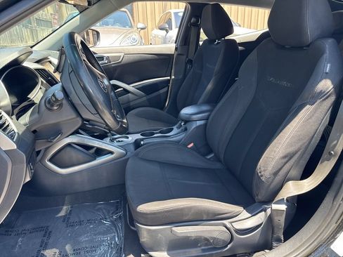 Used 2017 Hyundai Veloster FWD image 5