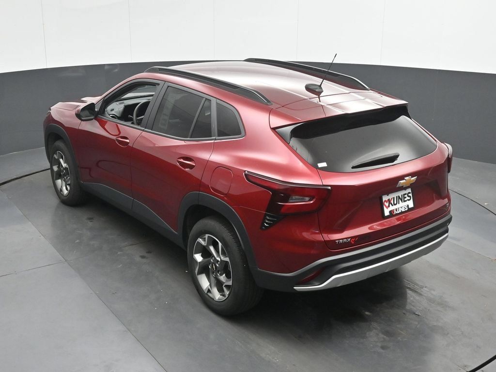 Used 2025 Chevrolet Trax LT FWD image 37