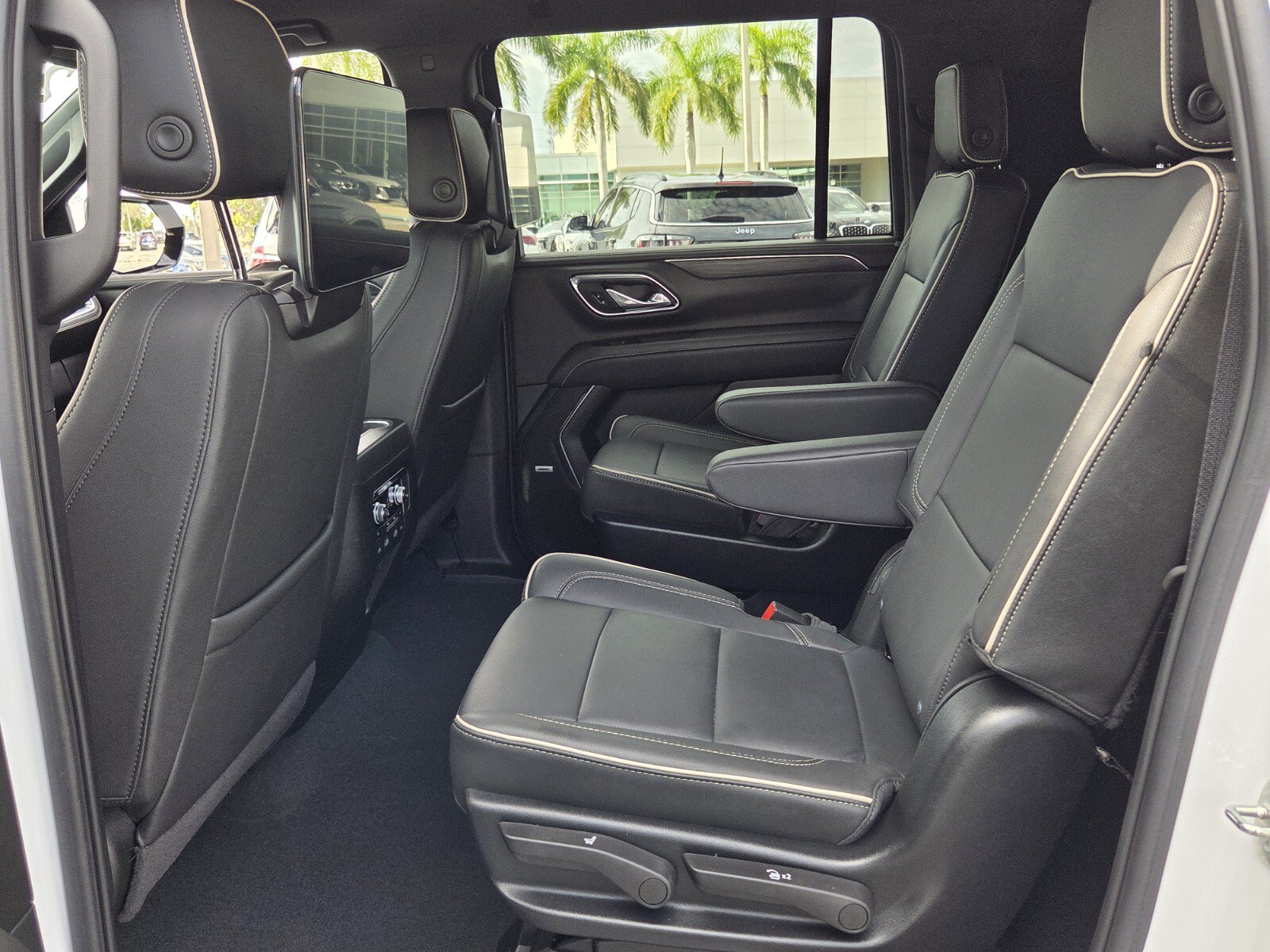 Used 2024 GMC Yukon XL SLT w/ SLT Luxury Package AWD/4WD image 11