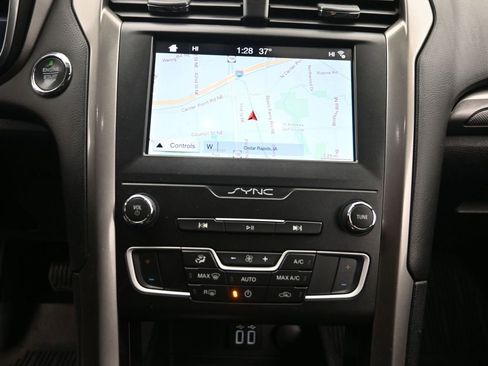 Used 2019 Ford Fusion SE image 17