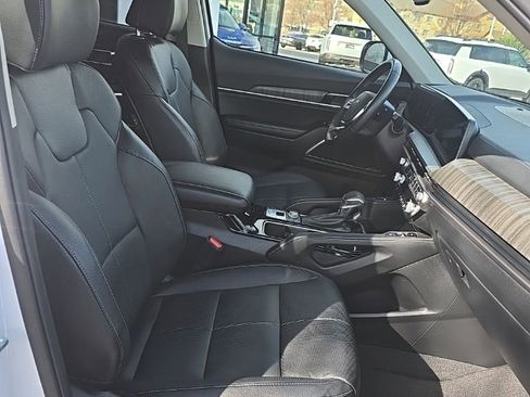 Used 2024 Kia Telluride EX w/ EX Captain's Chair Package image 8