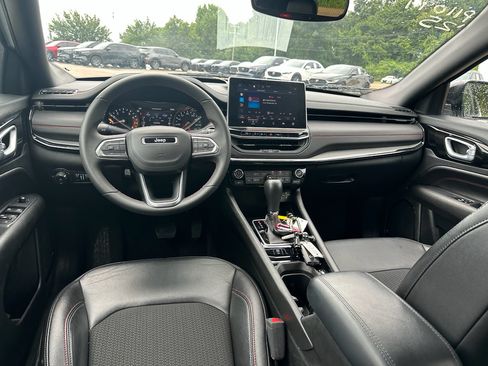 Used 2025 Jeep Compass Trailhawk AWD/4WD image 10