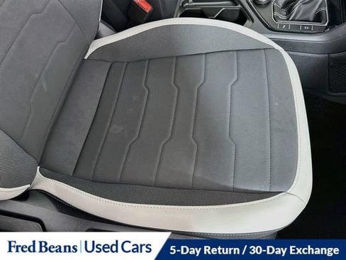 Used 2025 Volkswagen Taos SE AWD/4WD image 37