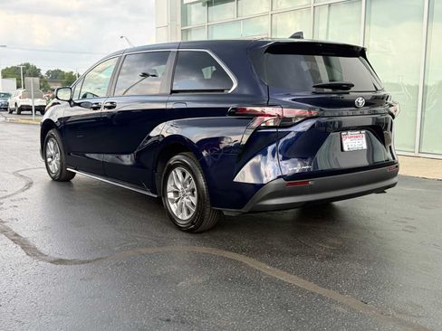 Used 2026 Toyota Sienna LE AWD/4WD image 6