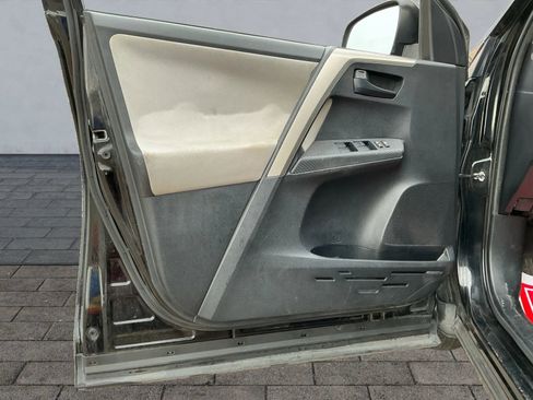 Used 2015 Toyota RAV4 LE image 9