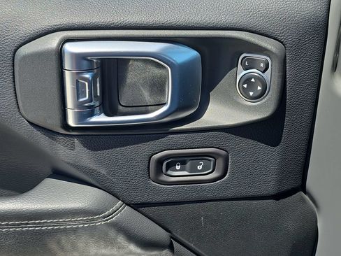 Used 2018 Jeep Wrangler Unlimited Sahara AWD/4WD image 30