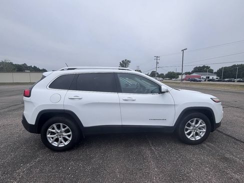 Used 2018 Jeep Cherokee Latitude w/ Safety Group AWD/4WD image 2