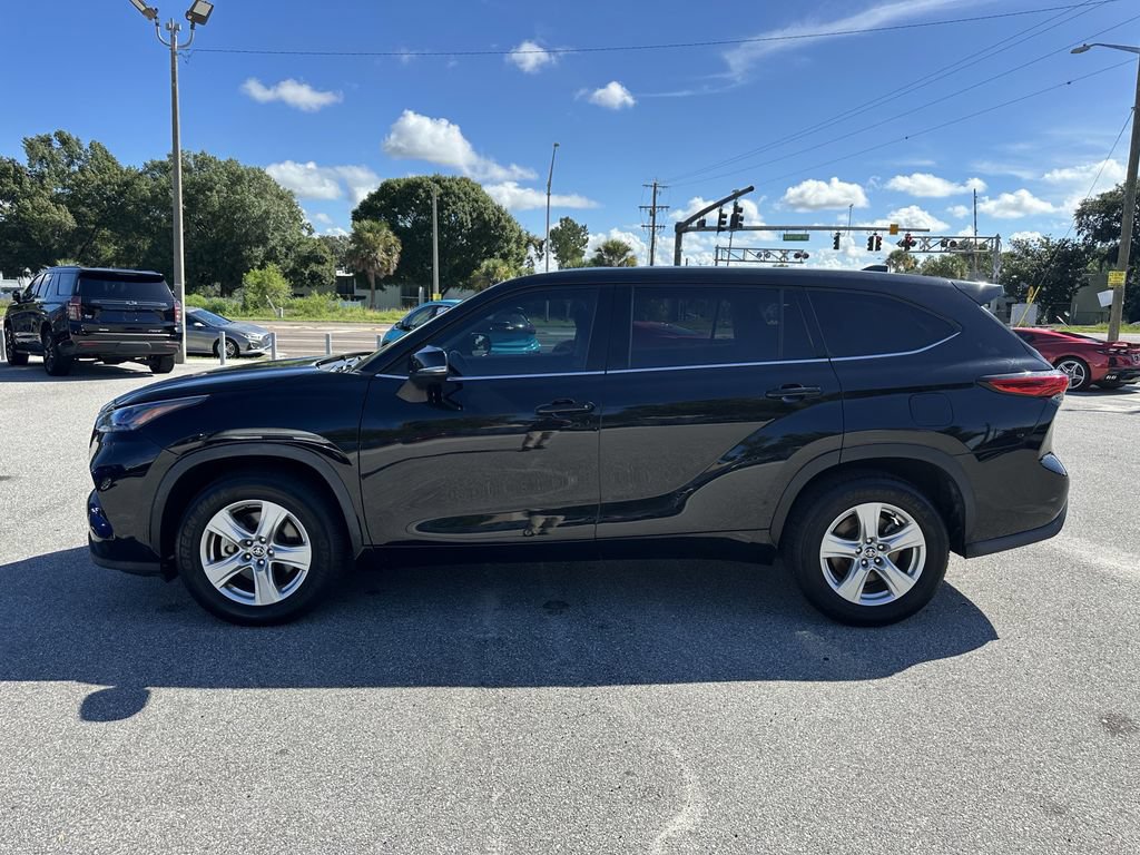 Used 2022 Toyota Highlander LE FWD image 8